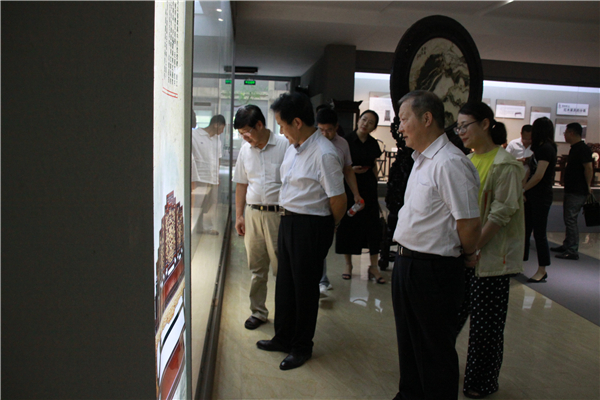 寧波市公共關(guān)系協(xié)會(huì)常務(wù)副會(huì)長兼秘書長王偉民等 蒞臨匯才紅木學(xué)習(xí)考察 寧波市公共關(guān)系協(xié)會(huì)常務(wù)副會(huì)長兼秘書長王偉民等 蒞臨匯才紅木學(xué)習(xí)考察